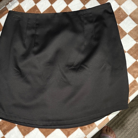 New Look Elegant Black Satin Skirt - Picture 1 of 2